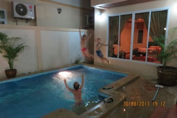 Lapset ottavat ilon irti uima-altaasta