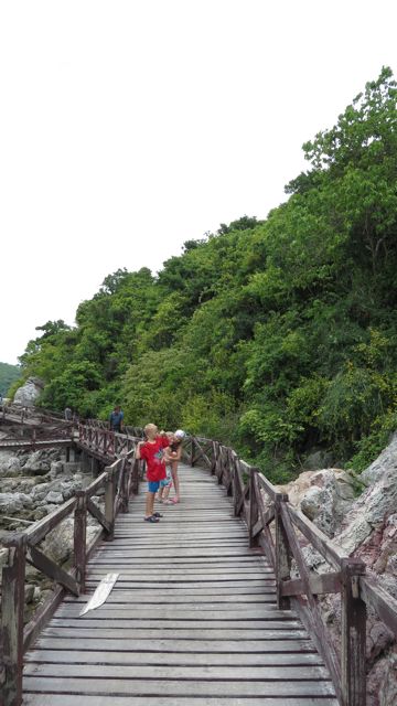 Kulkusilta Koh Larnin laivalaiturilta