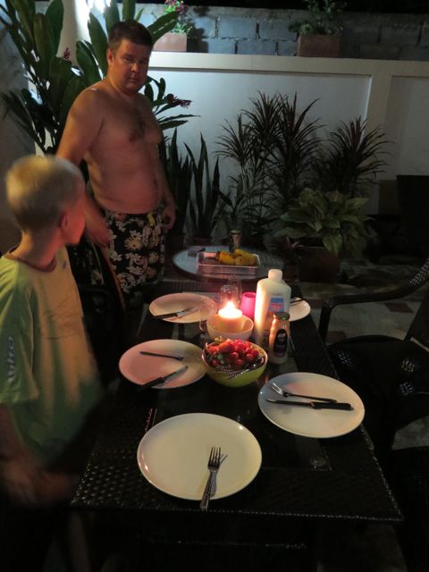 Valmiina käymään grilliherkkujen kimppuun omalla "viidakkopatiolla"