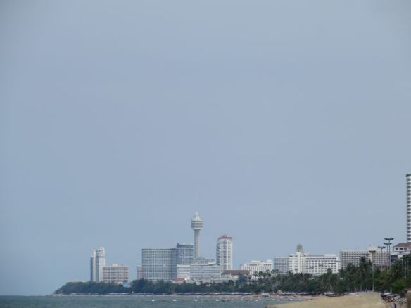 Jomtienin rantakadun päästä erottuu aivan meidän nurkilla sijaitseva Pattaya Parkin torni, joka on hyvä maanmerkki