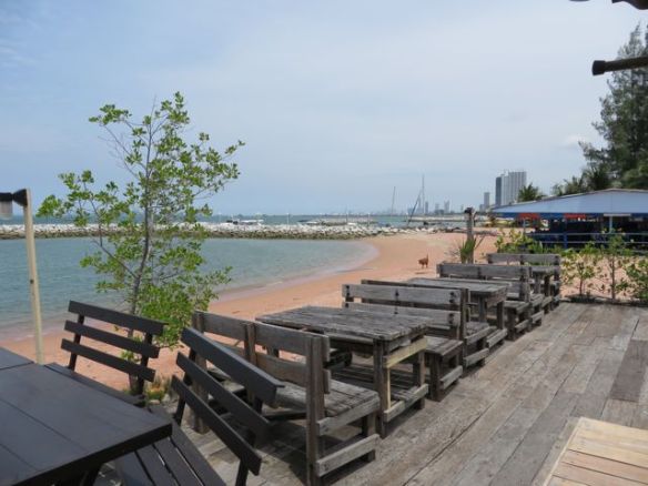 Pohjoisessa näkyvät Jomtienin rannan lukuisat kerrostalot