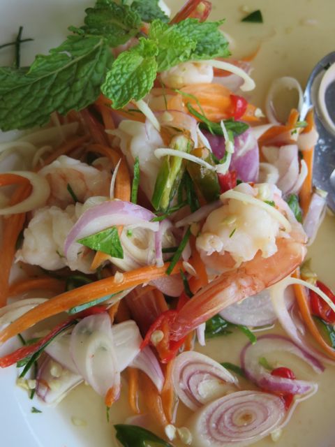Spicy Shrimp Salad. Erehdyin maistamaan, ja meinasi tulla kieleen reikä.