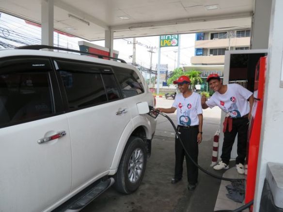 Dieseliä tankkiin iloisten poikien avulla!