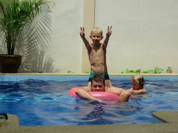 Nautiskellaan iltapäivän helteestä omalla uima-altaalla