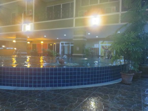 Saunan huurut saavat linssinkin sumenemaan. Taustalla koulurakennuksen uima-allas.