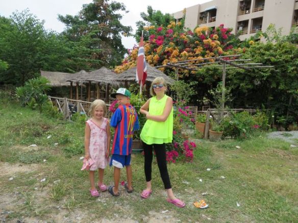 Lapset kouluruokalan eli Kwanin "Viidakkoravintolan" edessä