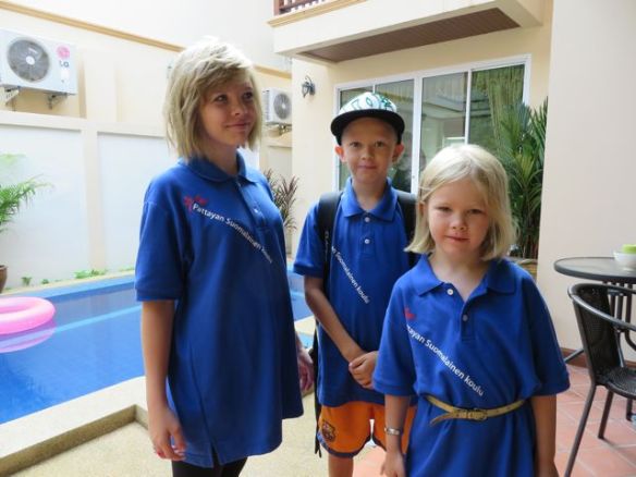 Koululle oli jäänyt vielä viime vuodesta koulupaitoja, jotka tietysti hankittiin kaikille