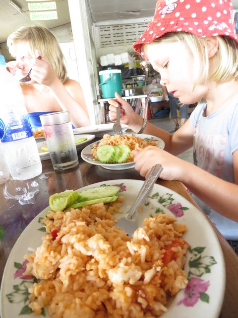 40  bahtin (n. 1€) paistettu riisi ja kana -annos oli hyvä ja täyttävä