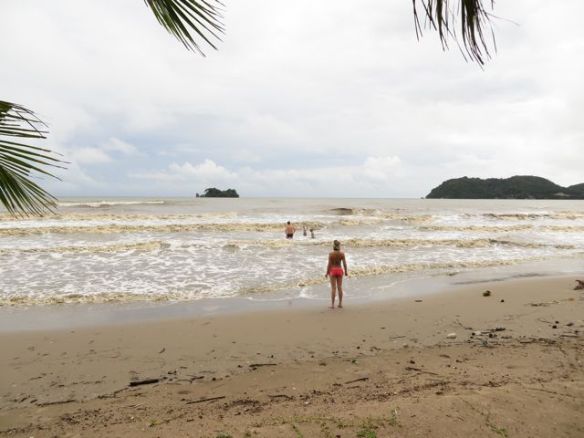 Laem Sing View Bungalowin rannalla. Ruuhkaa ei ollut, ihan rauhassa saimme uida vesisateessa ja aika kovissa aalloissa. Matalalla rannalla hiekka sekottui veteen, kuin olisi kaakaossa uinut.