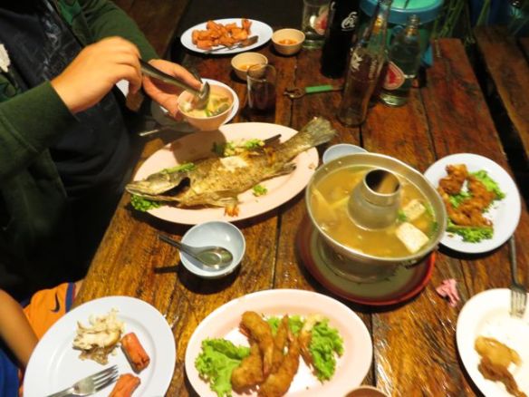 Grillattua kalaa (snapper) yrteillä, Tom Yam seafood hot pot, katkarapu- ja mustekalatempuraa sekä stir fried seafood.  Ja vaniljanmakuisia nakkeja...! Vain nakit ja ruodot jäivät pöytään.