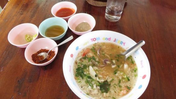 Aamiainen: Colaa, vettä ja herkullista merenelävä-riisikeittoa. Kunnon maustearsenaalit tuotiin toki myös!