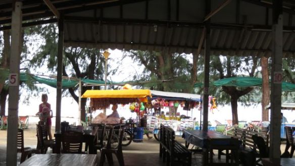 Rantatiellä kulki useita myyntikojuja. Varsinkin lelunmyyjä pysytteli toiveikkaasti paikalla pitkään, mutei saanut meistä asiakkaita.