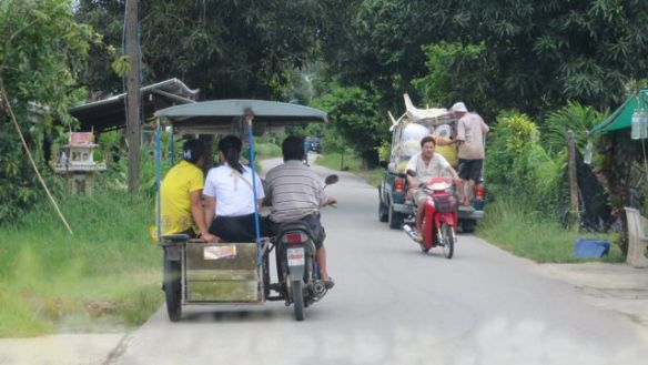 Laem Singin kylän raitilla