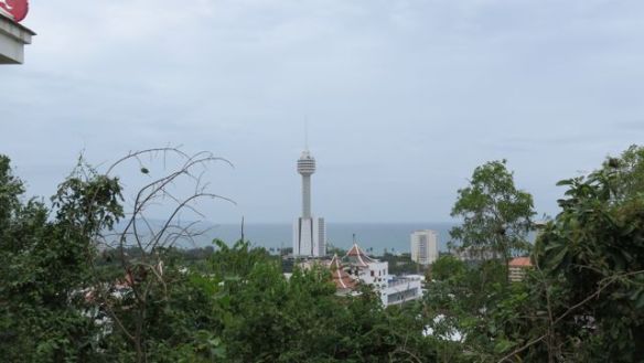 Näkymä Buddhalta meille päin. Lähes naapurissa sijaitsevan Pattaya Parkin torni hyvänä maanmerkkinä