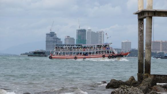 Matkustajalautta palaamassa Koh Larnin saarelta Pattayan satamaan