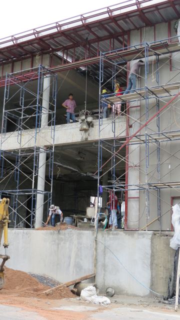 Yksi Pratamnakin monista rakenteilla olevista asuinkerrostaloista