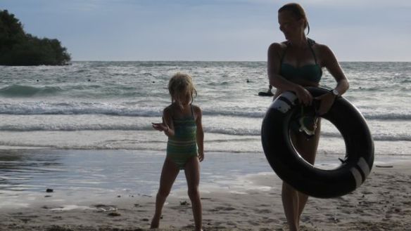 Piekku selittää miten aallot heittelivät. Minä (fiksu!) olen juuri kadottanut aurinkolasini mereen. Olisi tietysti voinut tajuta, etteivät ne pysy päässä kun aallot lyövät pään yli...