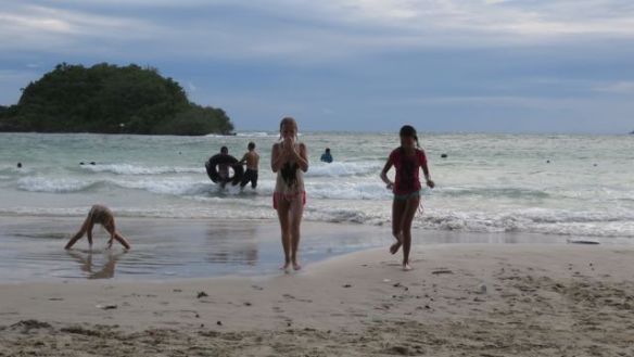 Tytöt lopettelemassa uinteja, Piekku yrittää kaivaa kuoppaa...