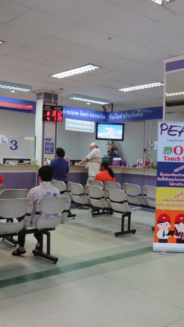 Tim jonottamassa sähkölaitoksella vielä viimeiselle luukulle kolmesta. Hyvinhan se asia lopulta hoitui. Laitos vaan pani Timin maksamaan mittarin, vaikka tuskin se meistä johtui että mittari ylikuormittui? TIT!