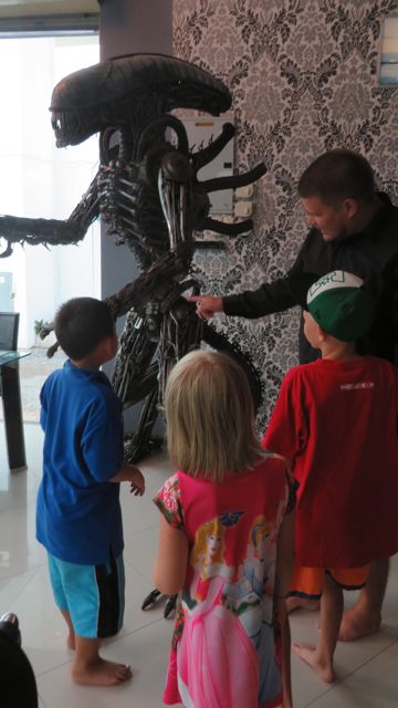 Ravintolassa on myös tällainen todella vaikuttava erilaisista koneenosista hitsattu Alien