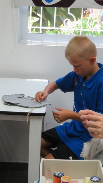 Oppu ompeli käsityössä hienon täytetyn elefantin!