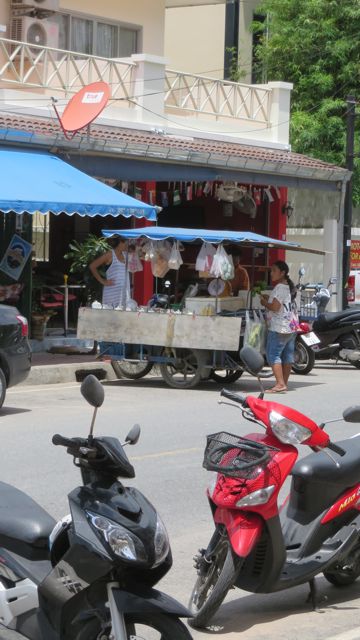 Puolenpäivän aikaan kadulla alkaa kuulua kilkatus, kun kaikki kärryjä kuljettavat ruokakauppiaat alkavat soittaa kellojaan