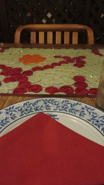 No nyt kaali sentään pilkottaa lautasliinan alta.