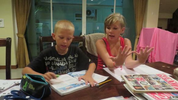 Ahkerat koululaiset läksyjen kimpussa