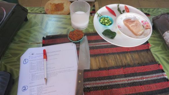 Penang curry paste valmiina vihreässä pikku kupissa ja muutkin ainekset valmiina odottamassa wokkipannuun pääsyä