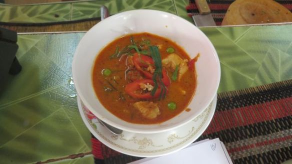 Valmis Penang Curry with chicken. Punaiset bird's eye chilit olisi voinut jättää hiukan vähemmälle ainakin minun annoksesta.