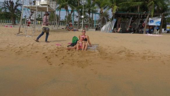 Äiti ja Piekku Jomtienin rannalla