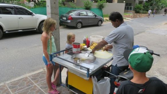 Banaanilettuja tulossa, nam! Näitten valmistuksessa ei säästellä öljyä, voita, sokeria eikä suklaakastiketta! Hinta näytti olevan paikallisille 20 THB mutta meille (yllättäen) 30 THB/kpl. Taas olisi siis säästynyt parikymmentä bahtia, kun olisi osannut asioida thaiksi...