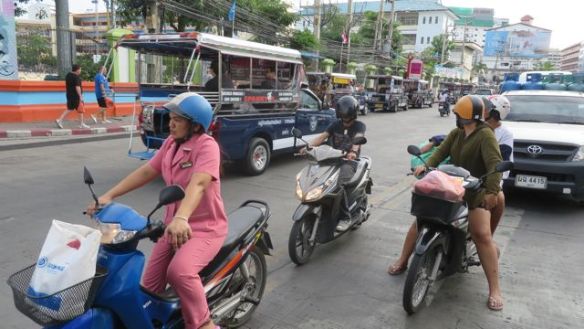 Second Roadin liikennettä Pattayan keskustassa: mopoja, mopoja ja mopoja, sekä autoja ja lavatakseja!