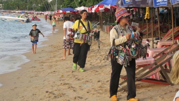 Pattaya Beachin hiekkaranta hiljenemässä auringonlaskuun