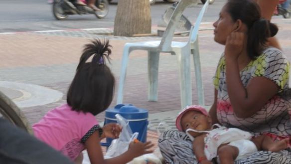 Perhe aterioimassa Beach Roadin jalkakäytävällä