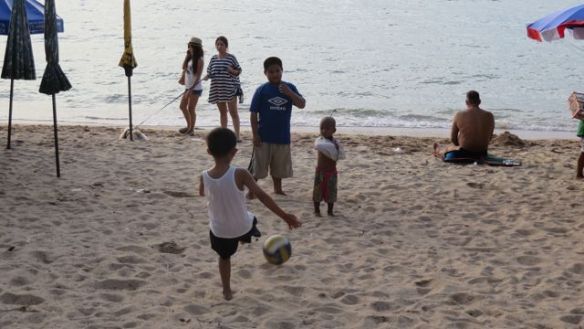 Pojat pelaamassa Pattayan keskustan rannalla