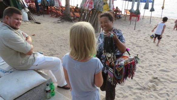 Korumyyjää naurattaa, kun Piekkukin osaa kohteliaasti kieltäytyä ostamasta: "Mai au kha!"