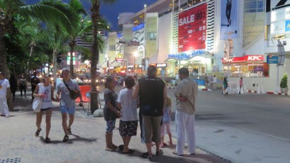 Hirmuinen valinnan paikka, mennäänkö Mäkkäriin, Burger Kingiin, KFC:hen vai johonkin lukuisista muista... lapset saavat päättää.