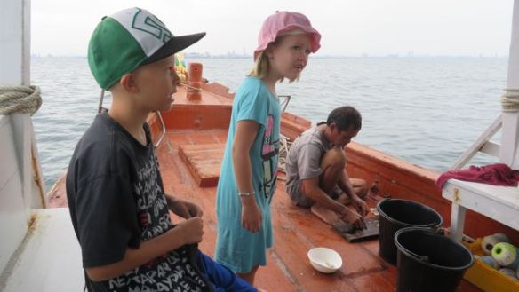 Kapteeni valmistelemassa kalansyöttejä: katkaravun ja mustekalan paloja. Katkaravut tuntuivat toimivan paremmin tällä kertaa. Onkina olivat pitkät ja paksut siimat, joiden päässä paino ja kaksi koukkua. Paino laskettiin melkein pohjaan reilun kymmenen metrin syvyyteen ja siellä niitä kaloja oli paljon, paossa kuumia pintavesiä. 