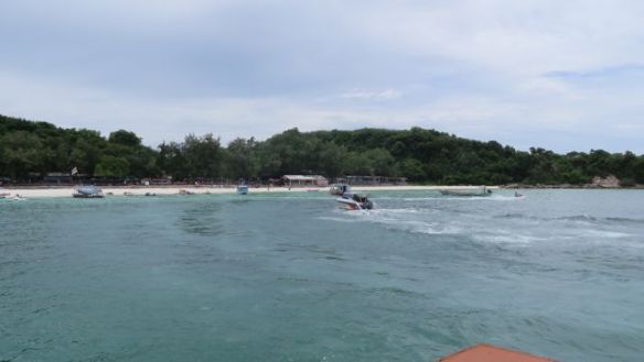 Saaren rannalla oli melko paljon veneitä. Uimaan mahtui kuitenkin hyvin, ainoa huoli olivat vesijetit joita kuljettivat välillä todelliset idiootit: kurvailulla ei ollut miTään rajaa ja piti varoa ettei jää alle!