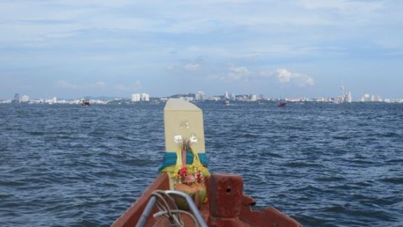 Veneen keulassa on -kuten autojen taustapeileissäkin- matkaonnea tuomassa kukkapunoksia ja näköjään ruokaa ja juomaakin. Kapteeni kävi lisäämässä keulaan pari kolikkoa matkan aikana, olisiko johtunut villistä matkustajajoukosta... tämä kun tapahtui juuri hurjimpien uimahyppyjen aikaan.