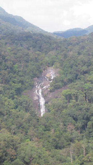 Seven Wellsin vesiputous näytti korkeuksista varsin pieneltä