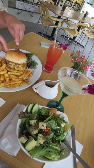 Little Mexican Restaurant tarjosi tuliset burgerit ja avocadosalaattia -ja tietysti margarita minulle!