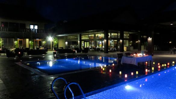 Ombak Villan uima-allas ja ravintola-alue iltavalaistuksessa