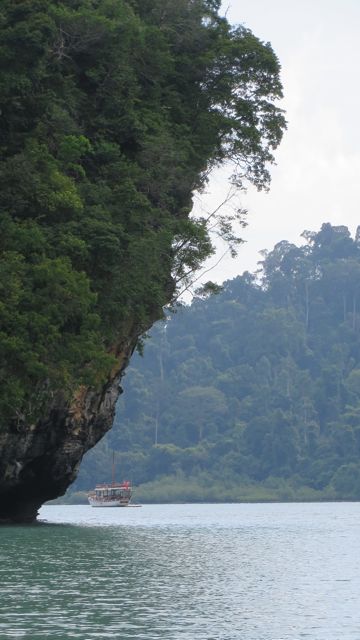 Pääsimme rauhassa tutustumaan asumattomiin pikkusaariin kumiveneellä