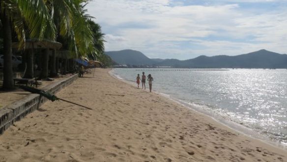 Bang Saray Beach Pattaya cityn eteläpuolella. Viikolla teimme tänne uimaretken, ja illastimme taustalla häämöttävässä kalaravintolassa.