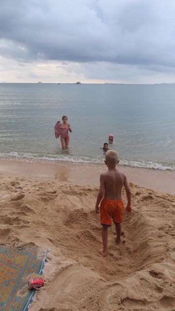 Lasten rantaprojekti, eli kuoppa.