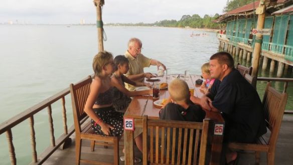 Bang Saray beachin kalaravintola. Olimme laajennetulla perhekokoonpanolla liikkeellä, eli mukana myös Tim ja Alisa.