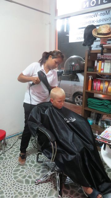 Oppu parturissa. Johan edellisestä käynnistä olikin 2 viikkoa... tukka kasvaa täällä helteessä kovaa vauhtia, ja 2,5 euron parturireissuja voi tehdä vaikka viikottain.