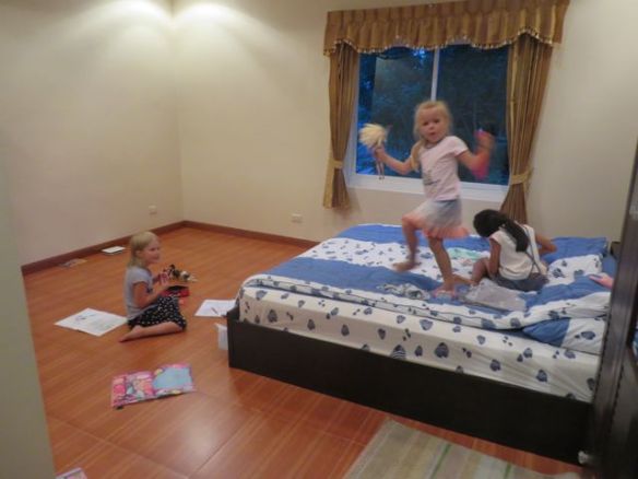 Vauhti päällä Lumin huoneessa, kavereita naapurista kylässä